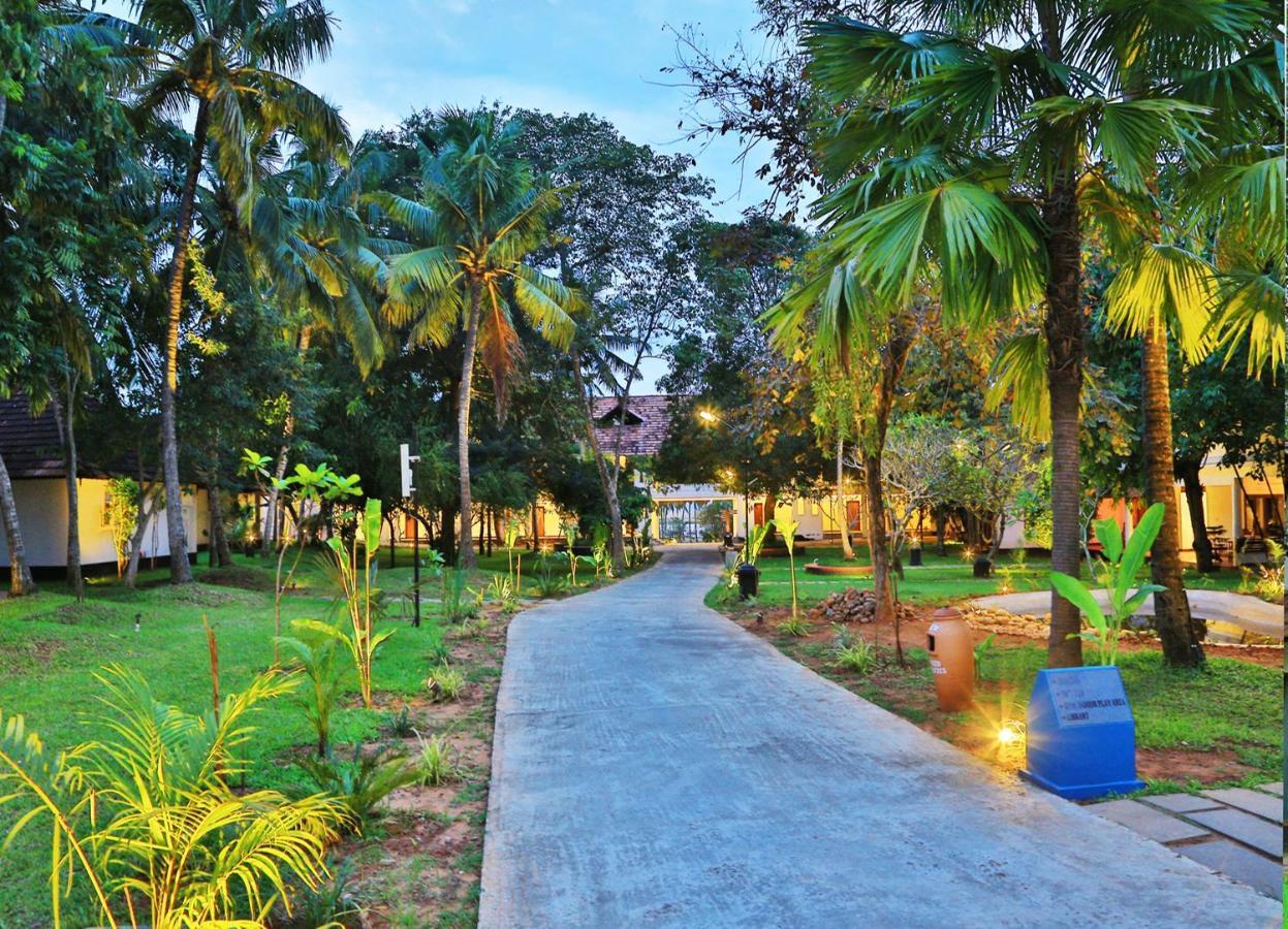 Estuary Sarovar Premiere Poovar Island Buitenkant foto