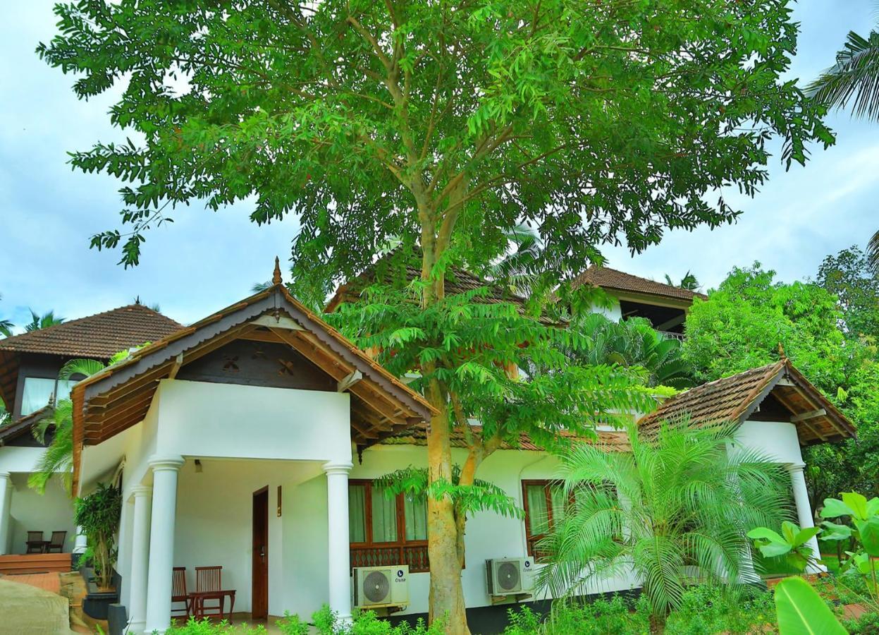 Estuary Sarovar Premiere Poovar Island Buitenkant foto