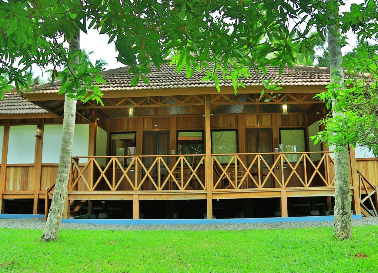 Estuary Sarovar Premiere Poovar Island Buitenkant foto