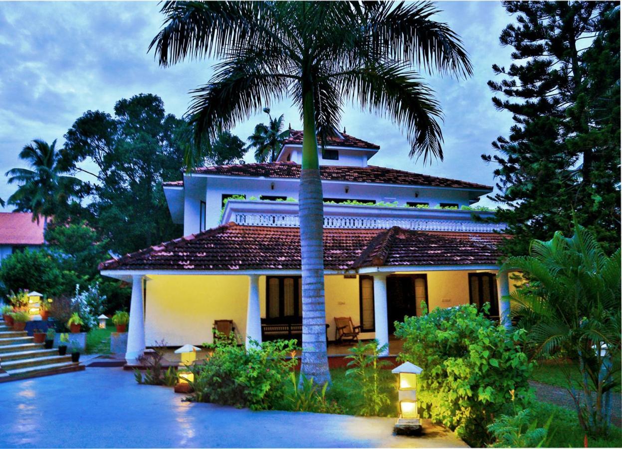Estuary Sarovar Premiere Poovar Island Buitenkant foto