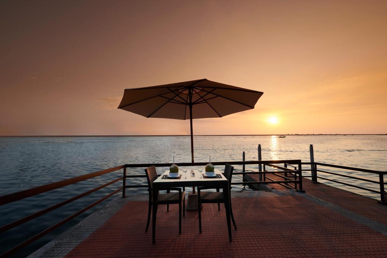 Estuary Sarovar Premiere Poovar Island Buitenkant foto