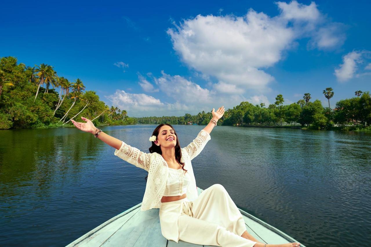 Estuary Sarovar Premiere Poovar Island Buitenkant foto